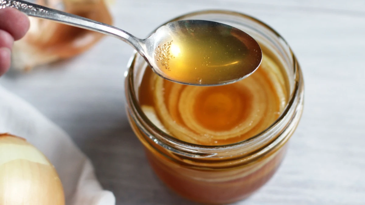 سریع‌ترین روش درمان سرفه با شربت خانگی عسل و پیاز