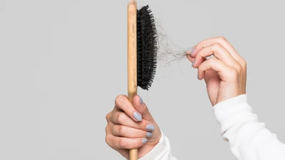 راهکارهای خانگی برای کاهش ریزش مو و تقویت فولیکول‌های مو